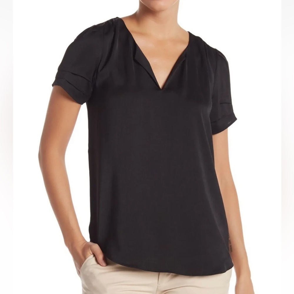 DR2 by Daniel Rainn.  NWT, Black, Size M, Split Neck, Short pleated sleeves
